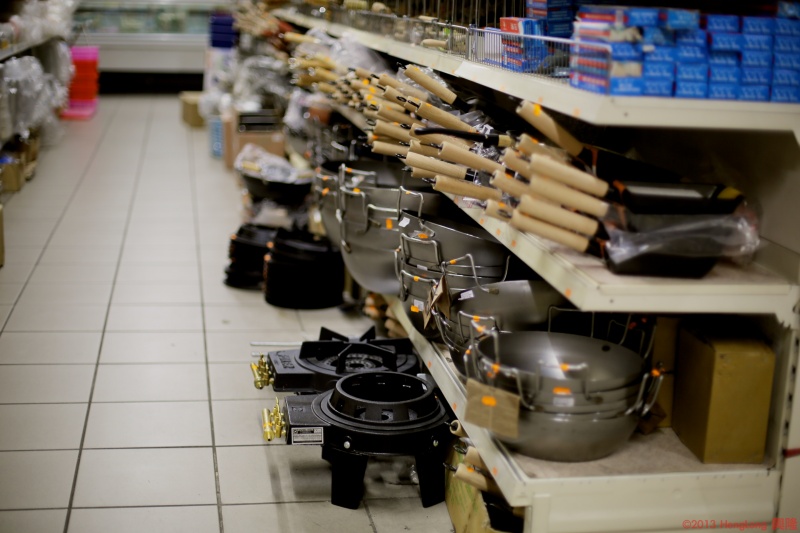 Essen im Wok schwenken über Gaskocher am … – Bilder kaufen
